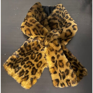 La Maison de la Fausse Fourrure Wrap Scarf Faux Fur Cheetah Old Money Mob Wife
